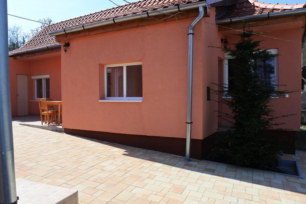 Kisasszony Apartman エゲル エクステリア 写真