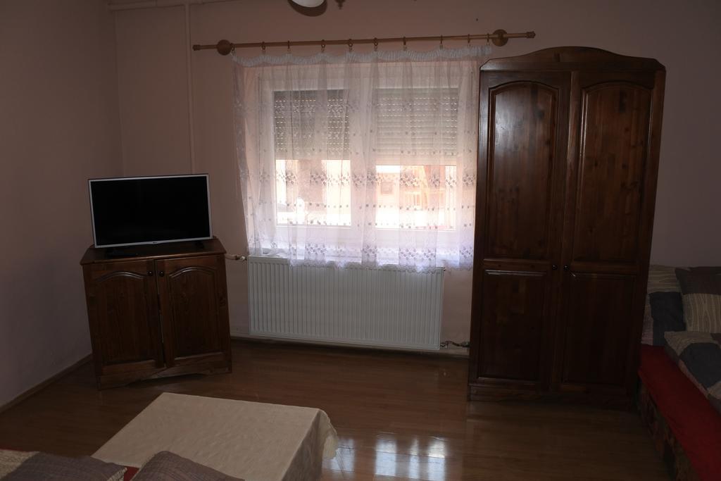 Kisasszony Apartman エゲル エクステリア 写真
