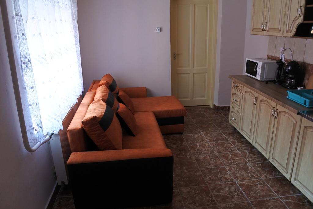 Kisasszony Apartman エゲル エクステリア 写真
