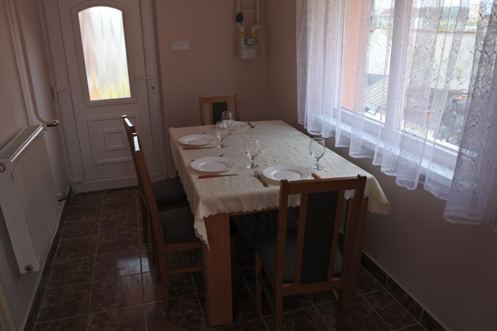 Kisasszony Apartman エゲル エクステリア 写真